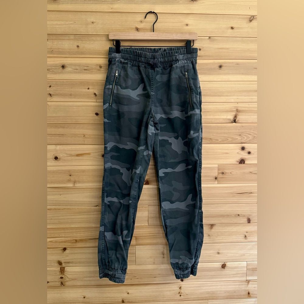 Tna Aritzia Size XSmall Dark Camo Camouflage Print Jogger Pants